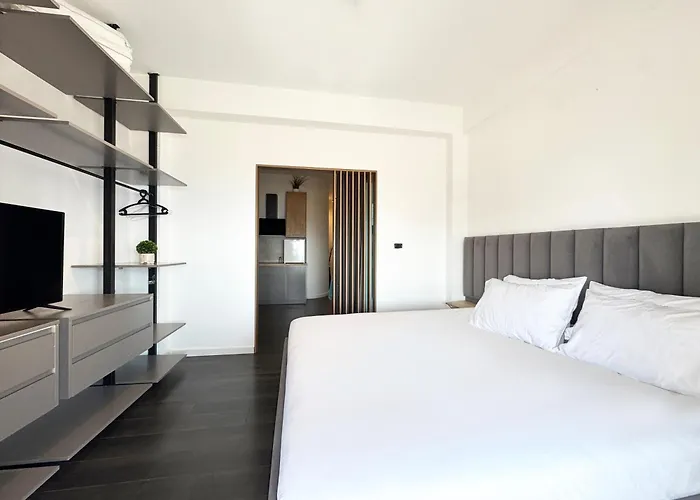 July Seaview Apartment *